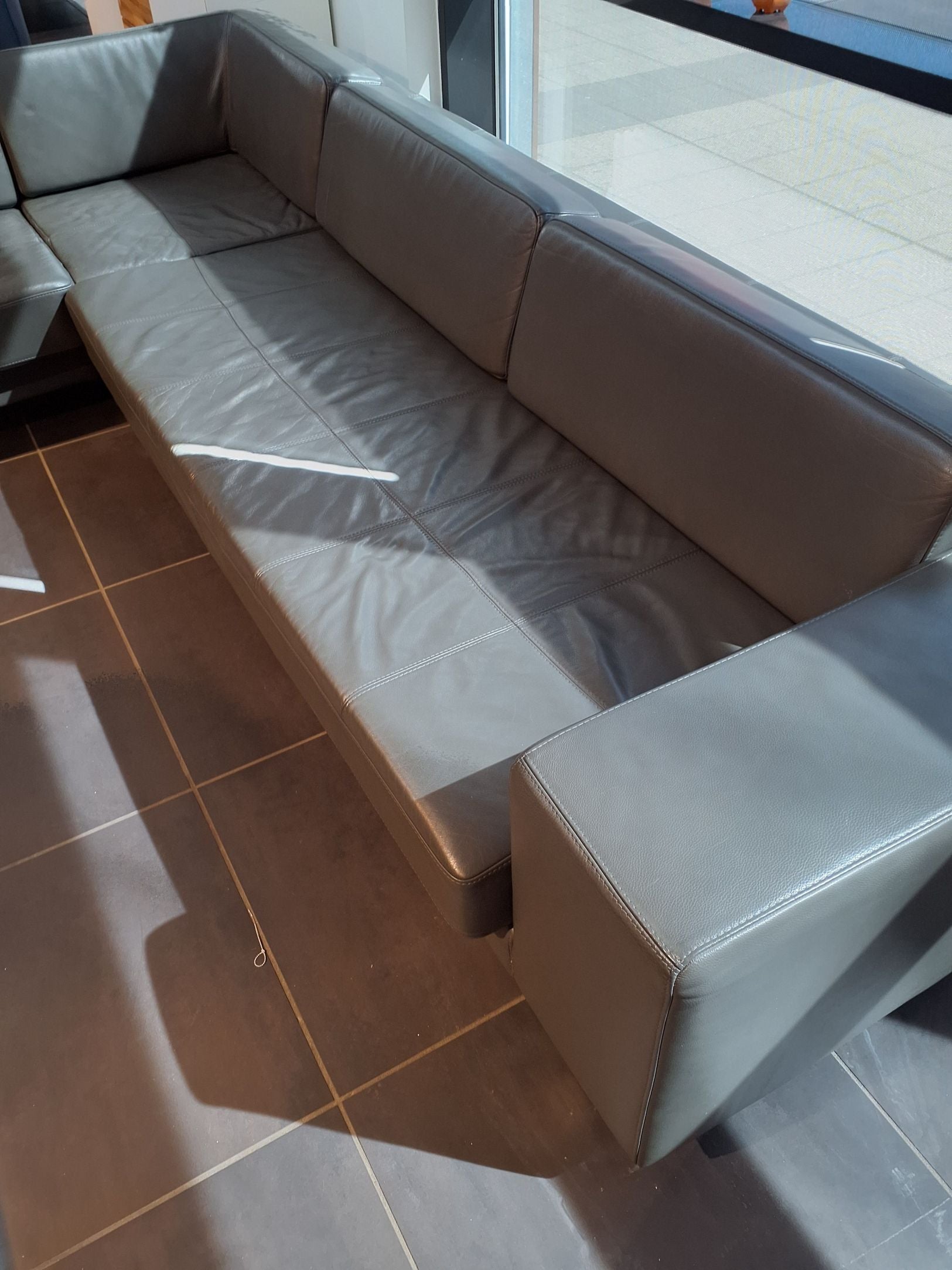 Hjørnesofa gråt læder (producent ukendt)